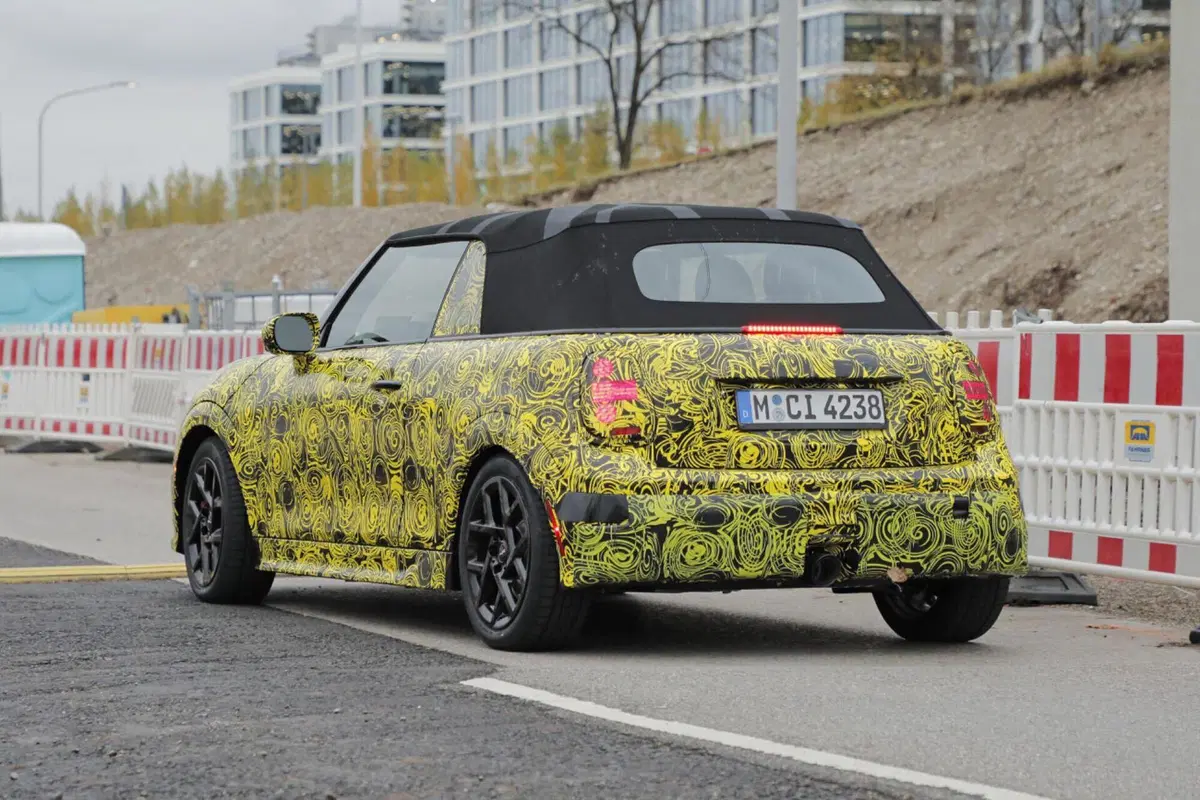 Mini John Cooper Works, arriva nel 2024 e avrà 300 Cv [Foto Spia] (3)