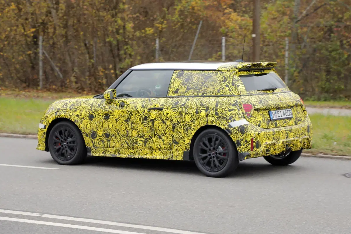 Mini John Cooper Works, arriva nel 2024 e avrà 300 Cv [Foto Spia] (5)