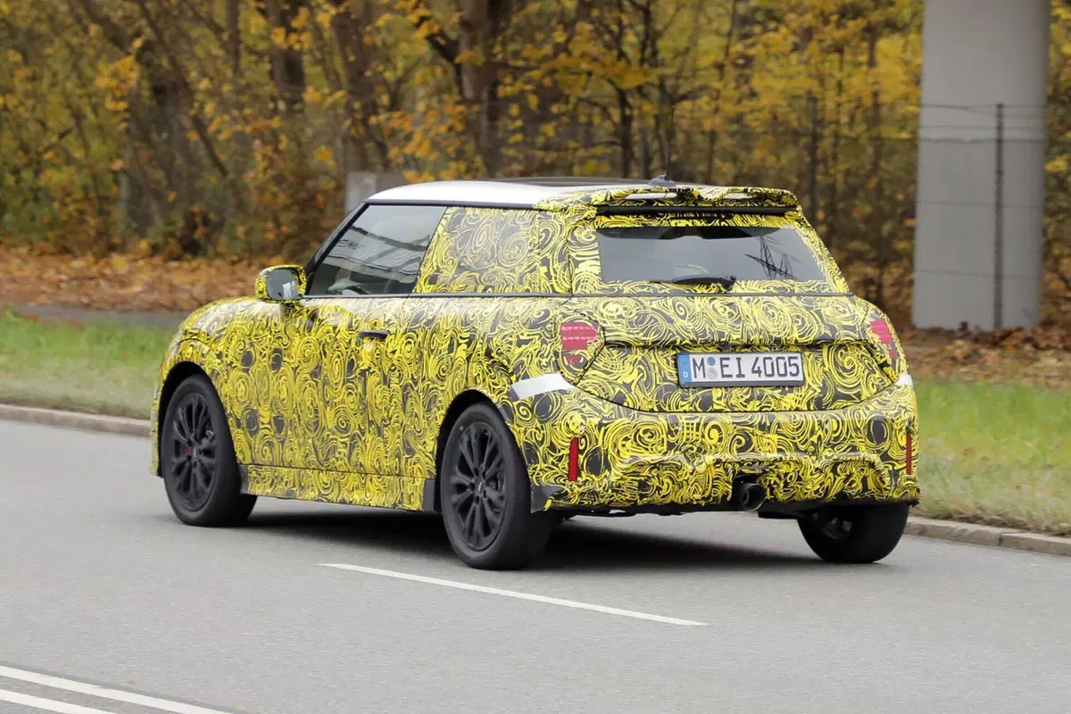 Mini John Cooper Works, arriva nel 2024 e avrà 300 Cv [Foto Spia] (7)