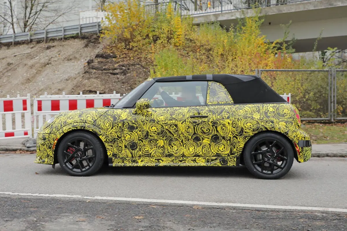 Mini John Cooper Works, arriva nel 2024 e avrà 300 Cv [Foto Spia] (8)