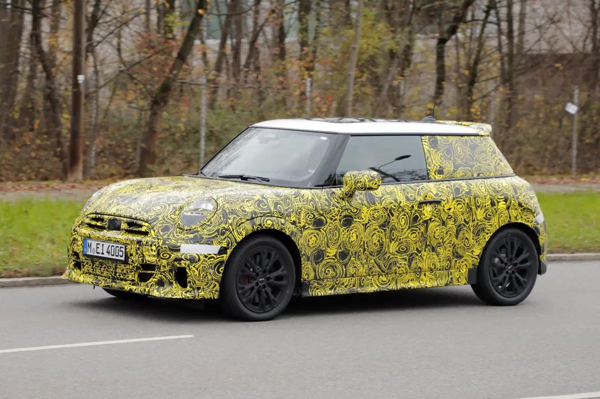 Mini John Cooper Works, arriva nel 2024 e avrà 300 Cv [Foto Spia] (9)