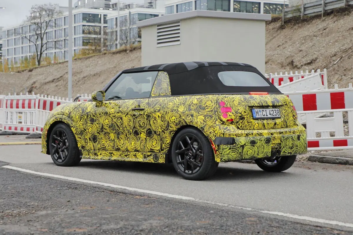 Mini John Cooper Works, arriva nel 2024 e avrà 300 Cv [Foto Spia] (10)