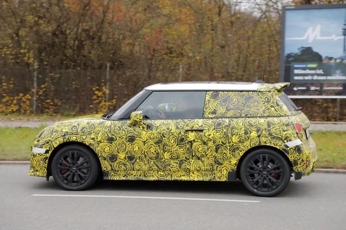 Mini John Cooper Works, arriva nel 2024 e avrà 300 Cv [Foto Spia] (12)