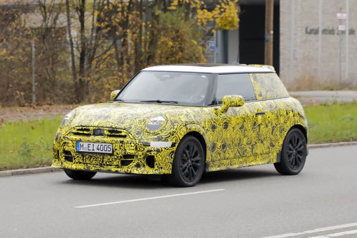 Mini John Cooper Works, arriva nel 2024 e avrà 300 Cv [Foto Spia] (14)