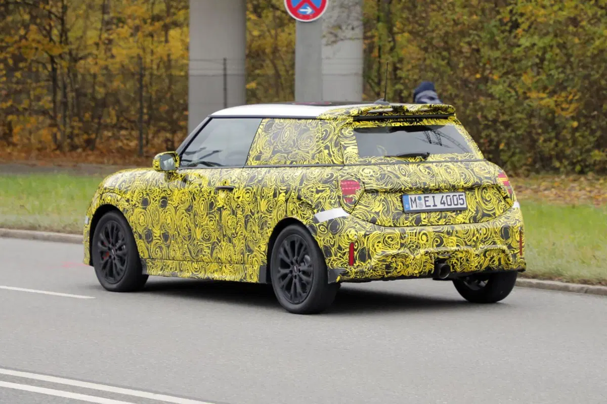 Mini John Cooper Works, arriva nel 2024 e avrà 300 Cv [Foto Spia] (13)