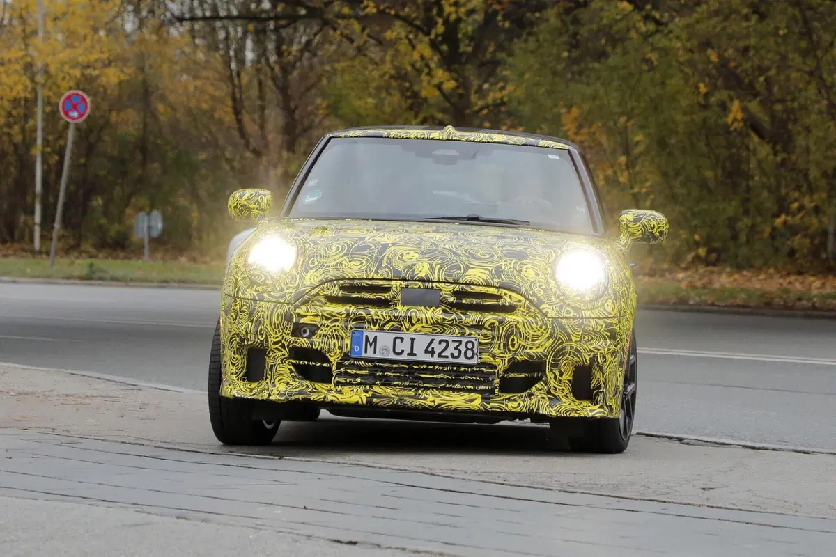Mini John Cooper Works, arriva nel 2024 e avrà 300 Cv [Foto Spia] (15)