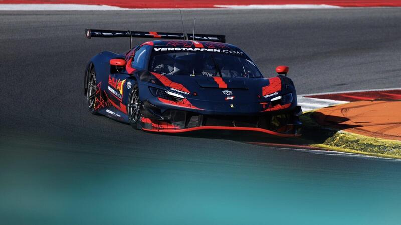 F1. Max Verstappen torna in pista a bordo di una Ferrari 296 GT3. Possibile indizio sul futuro?