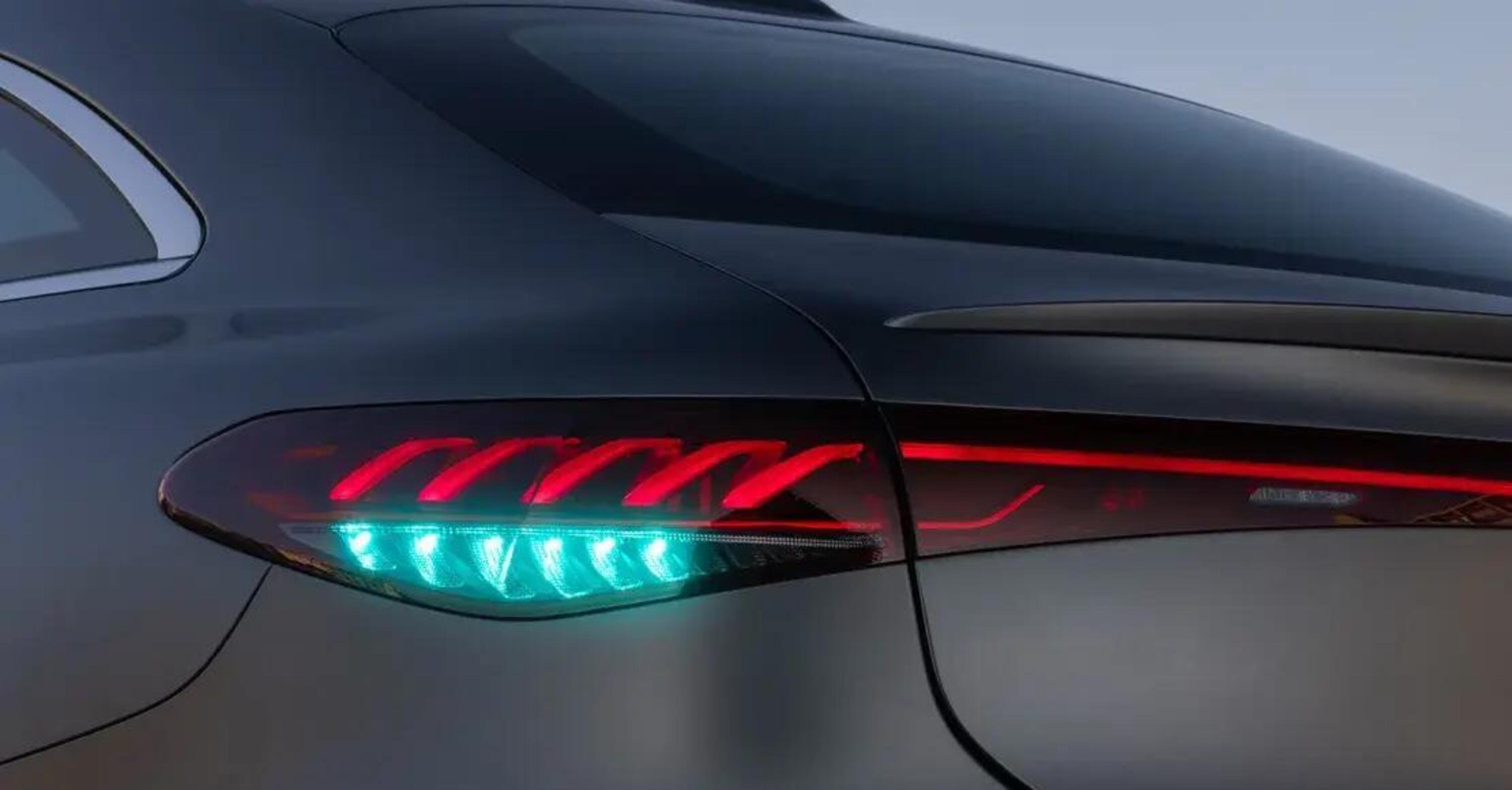 Mercedes in USA, la luce blu ti avverte: guida autonoma in corso