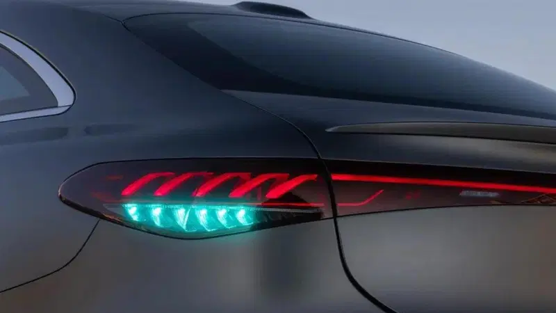 Mercedes in USA, la luce blu ti avverte: guida autonoma in corso