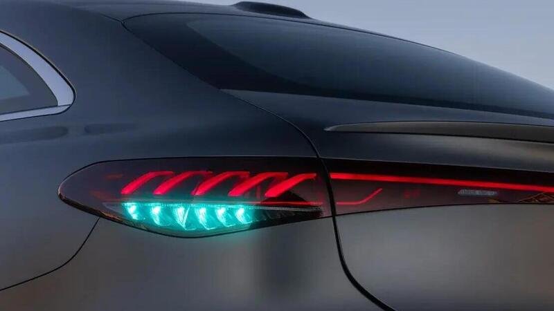 Mercedes in USA, la luce blu ti avverte: guida autonoma in corso