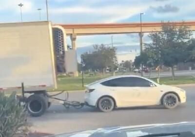 Faccio cose con la Tesla: rimorchia un TIR, poi scappa [VIDEO]