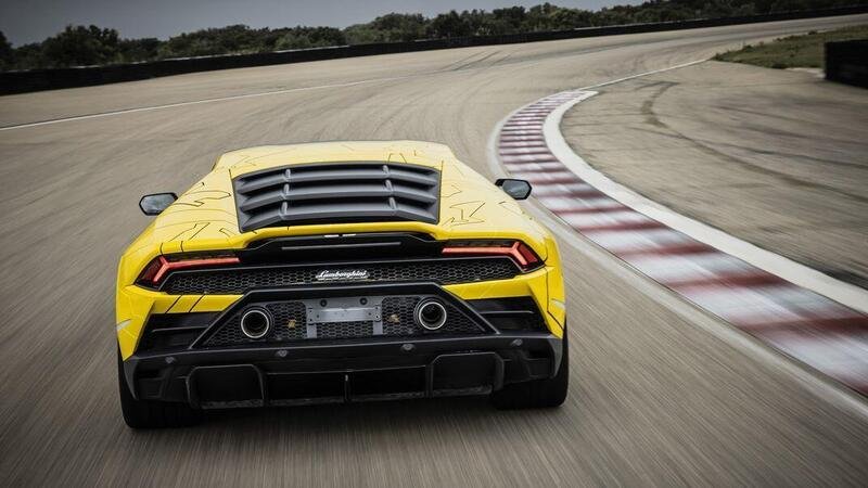 Lamborghini Huracan Evo sperimenta il controllo attivo del camber