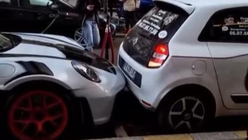 Twingo vs Porsche GT3 RS: centrata al parcheggio [VIDEO]