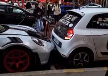 Twingo vs Porsche GT3 RS: centrata al parcheggio [VIDEO]