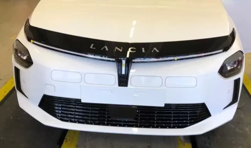 Il frontale "rubato" della nuova Lancia Ypsilon 2024