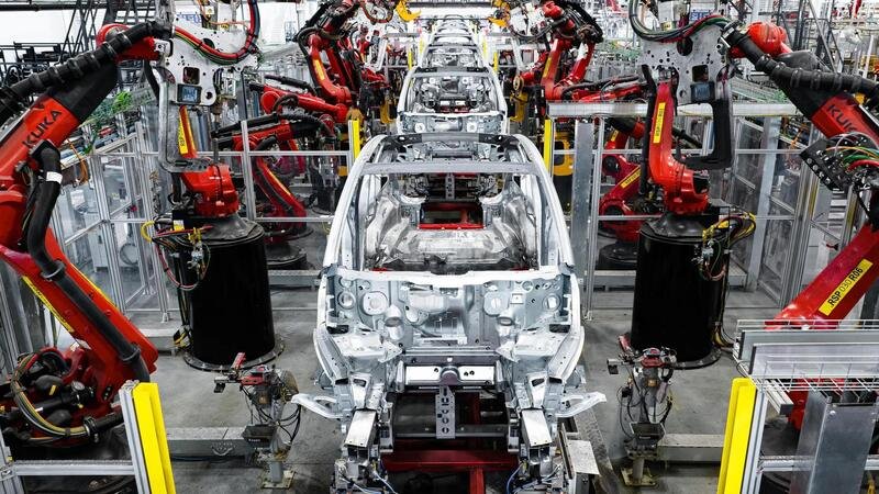 Fake news: un robot &quot;aggredisce&quot; un operaio alla Tesla, falso scoop