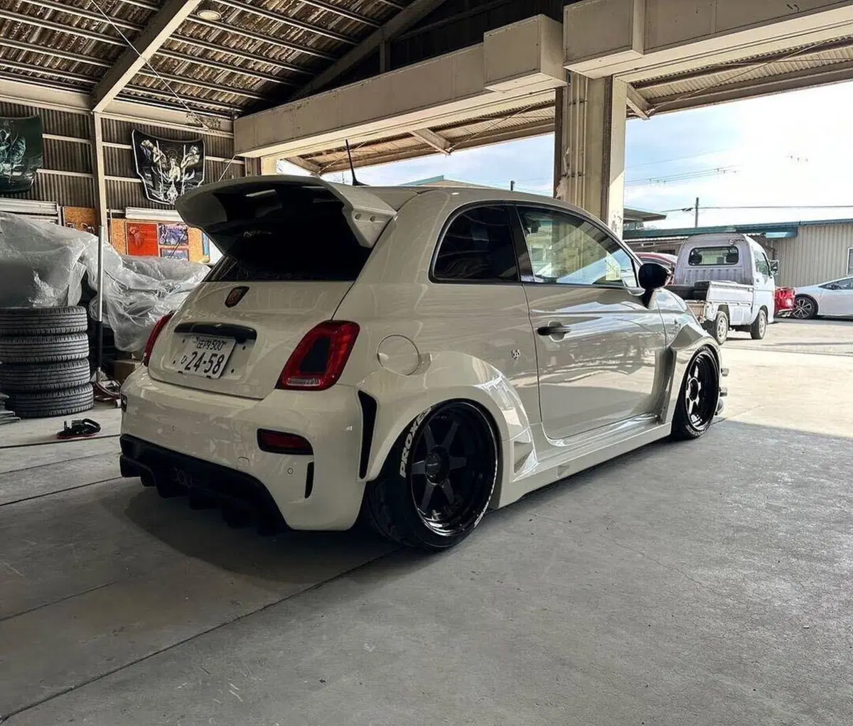 Abarth 595: il tuning di Liberty Walk per Tokyo 2024 (5)