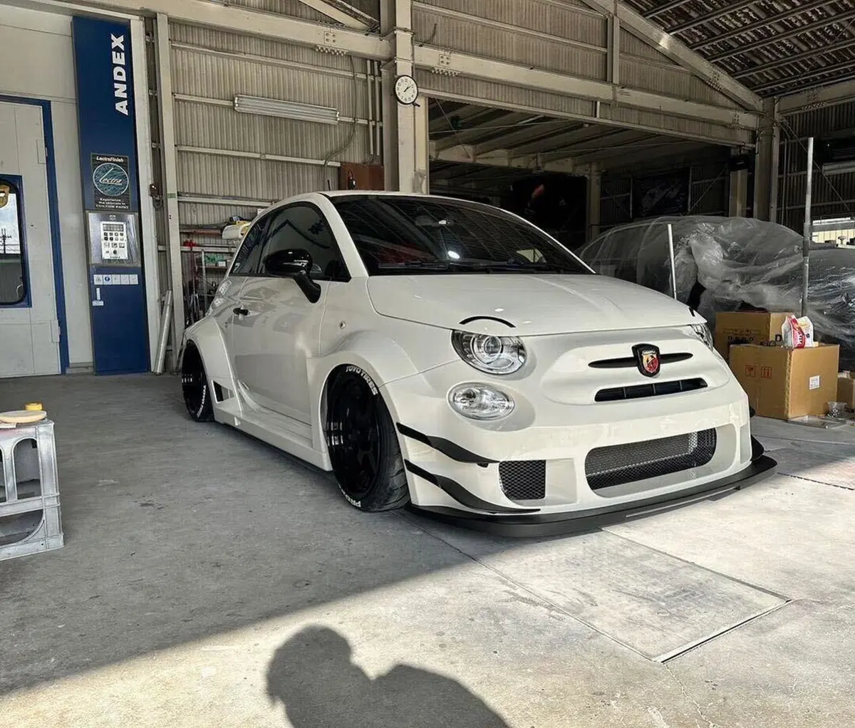 Abarth 595: il tuning di Liberty Walk per Tokyo 2024 (6)