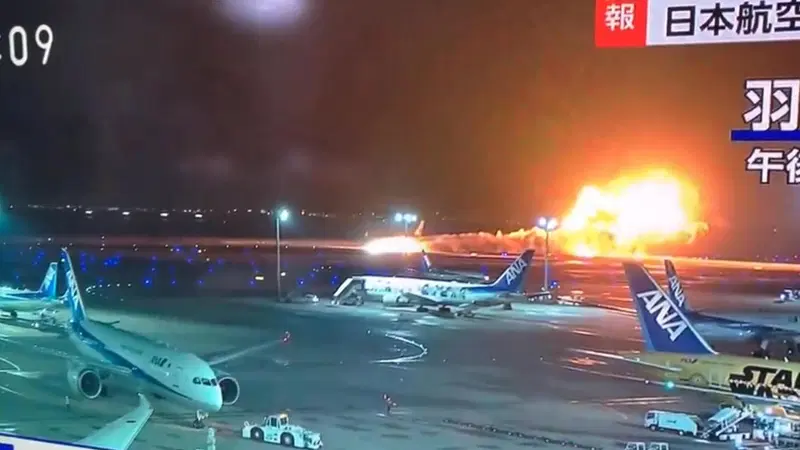 Incidente "stradale" all'aeroporto di Tokyo, aereo in fiamme