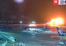 Incidente stradale all'aeroporto di Tokyo, aereo in fiamme