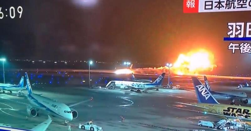 Incidente &quot;stradale&quot; all&#039;aeroporto di Tokyo, aereo in fiamme