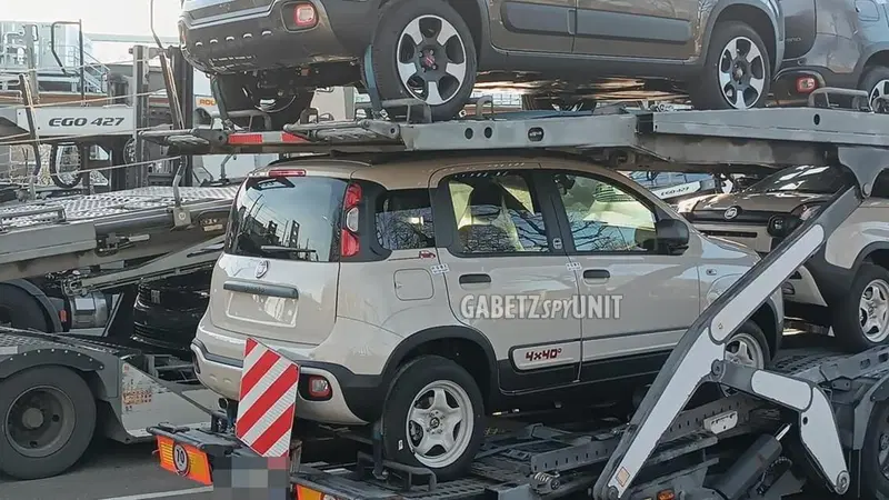 Fiat Panda 4x40 anniversario, arrivano le prime unit&agrave; [Foto Spia]
