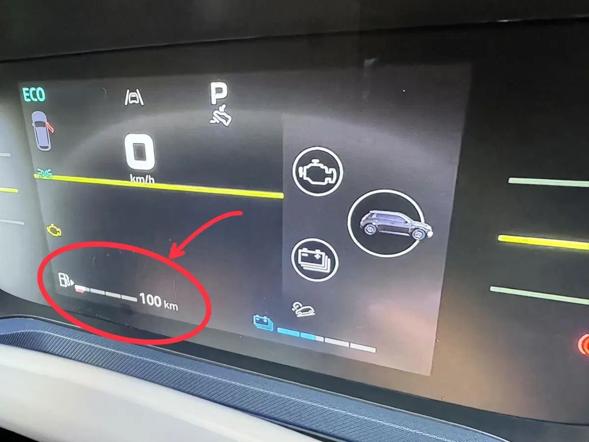 Nuova Renault 5, sarà anche ibrida? Le foto spia svelano gli interni  (6)