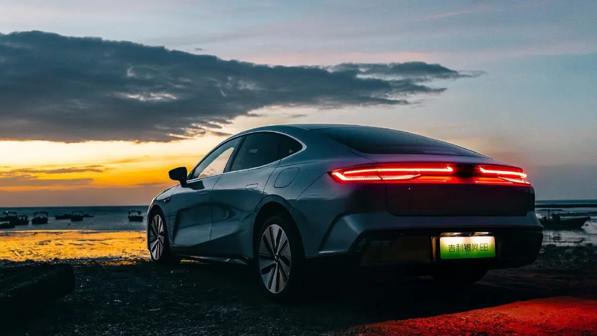Geely Galaxy E8: i cavalli di una Porsche da 22.600 euro (4)