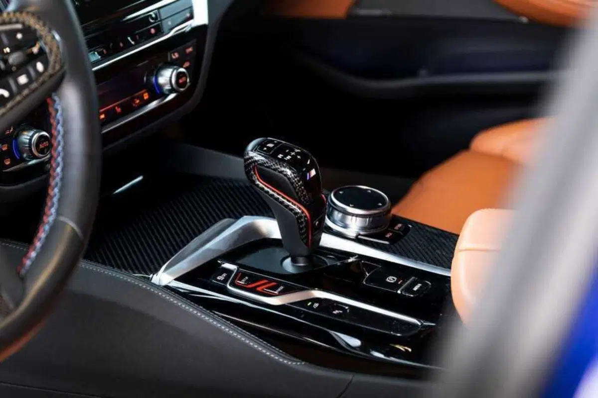 Non c'è una BMW più potente: la M5 di Manhart ha 930 CV