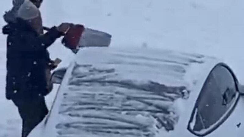 La macchina &egrave; ghiacciata: la pulireste cosi? [VIDEO]
