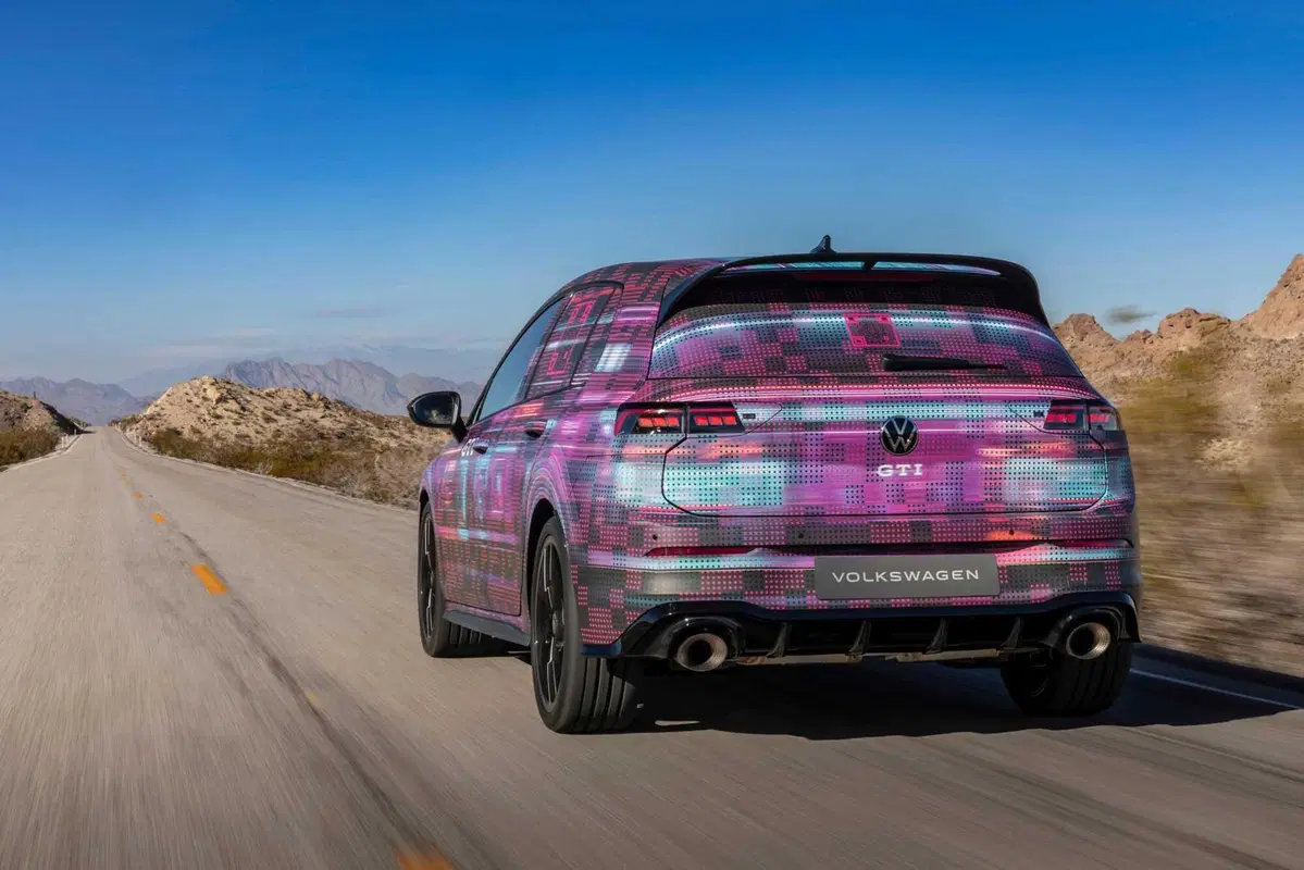 Volkswagen Golf GTI: ecco la concept al CES 2024, addio cambio manuale (9)