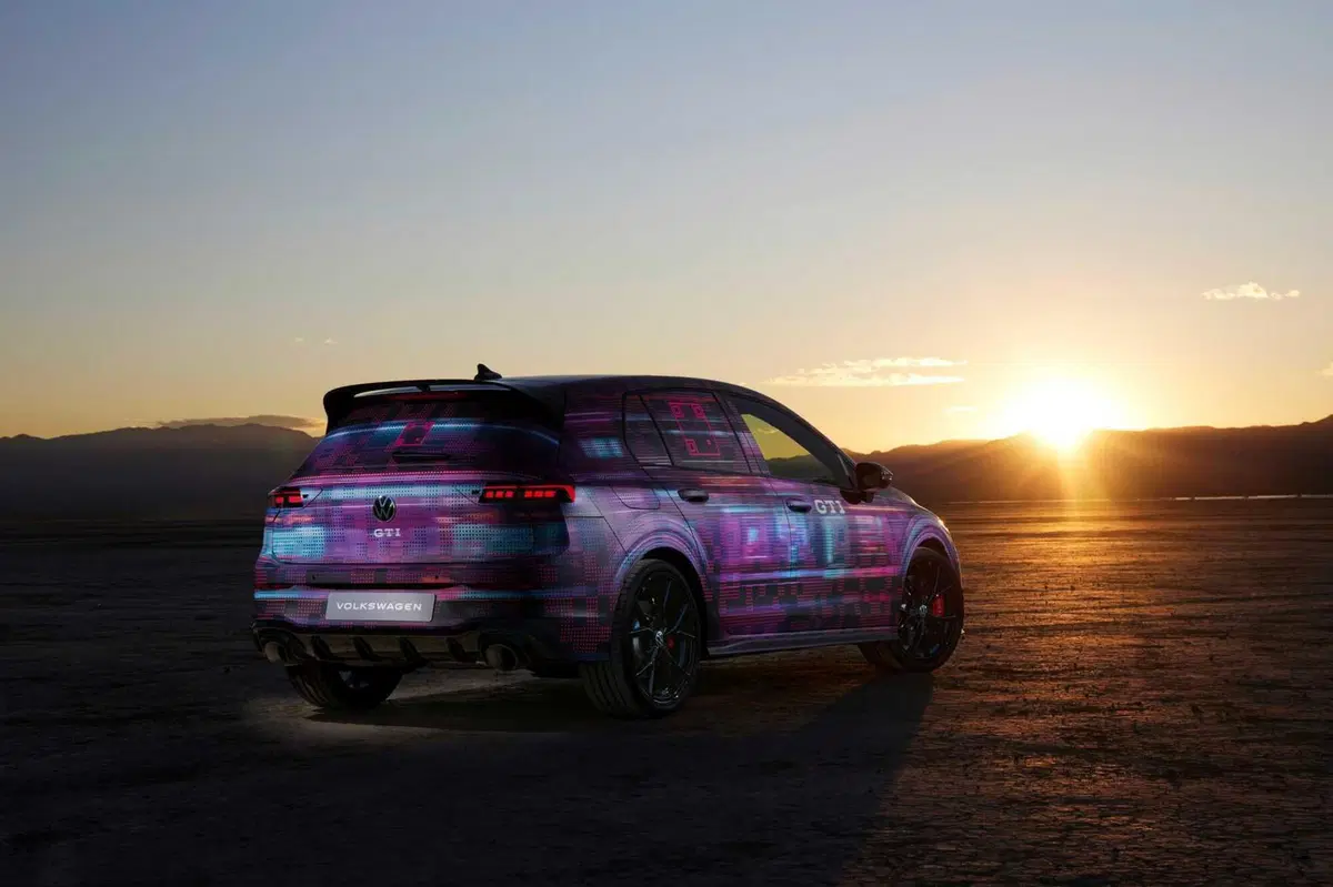Volkswagen Golf GTI: ecco la concept al CES 2024, addio cambio manuale (12)