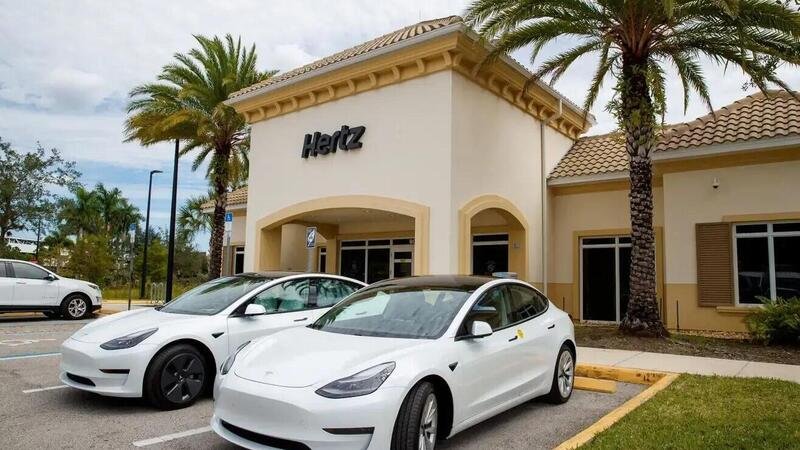 Hertz negli USA vende Tesla usate per noleggio a 20.000 dollari