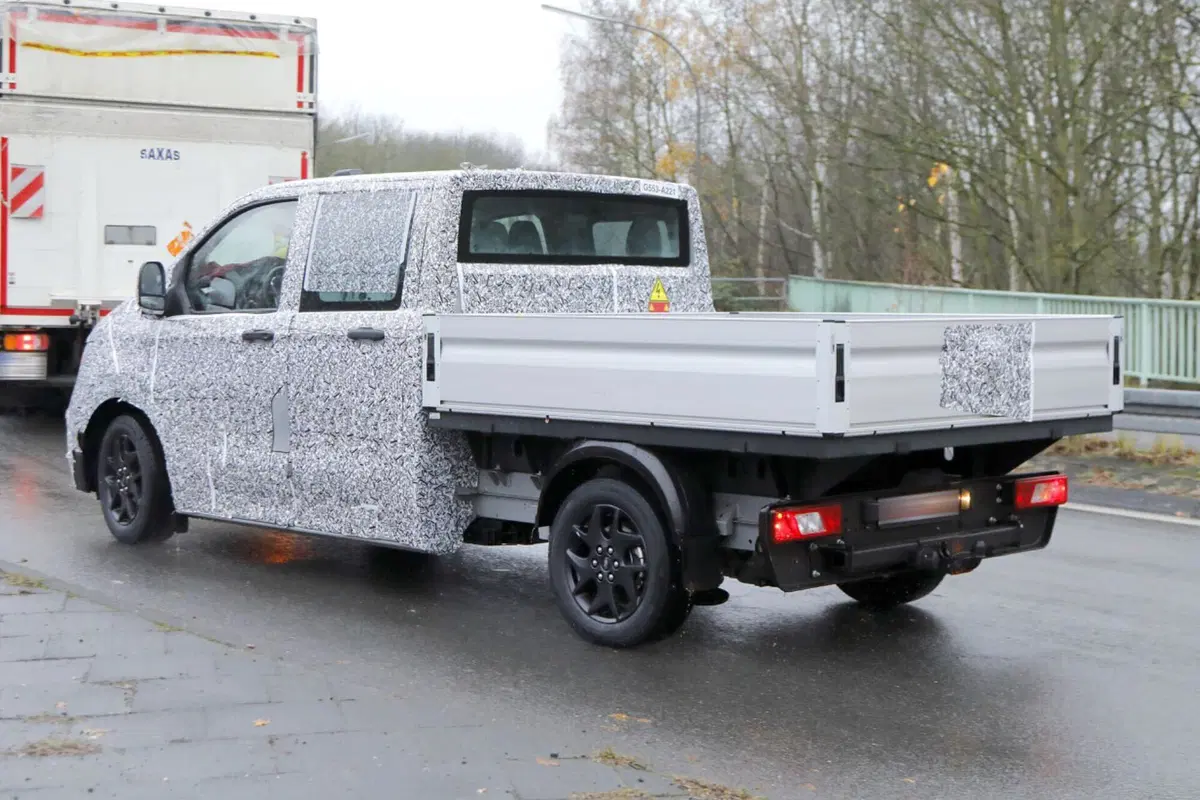 Volkswagen Transporter, sarà diesel, ibrido e 100% elettrico [Foto Spia] (5)