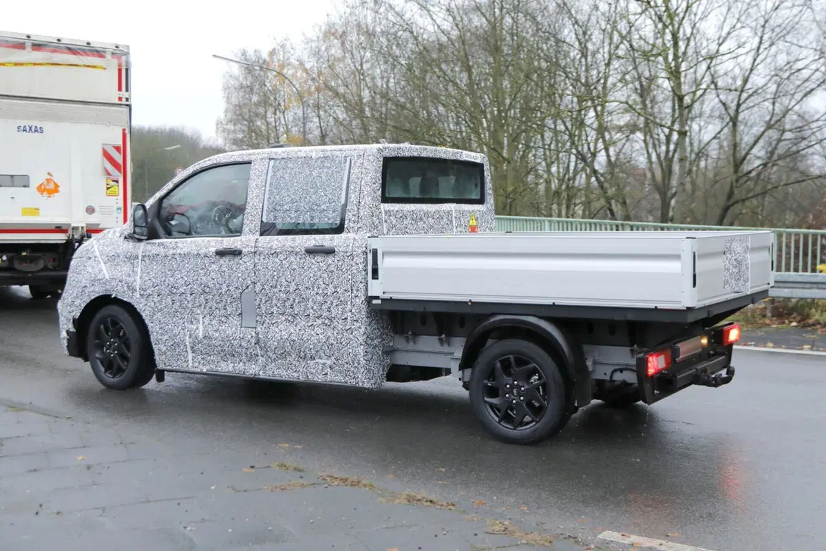 Volkswagen Transporter, sarà diesel, ibrido e 100% elettrico [Foto Spia] (7)