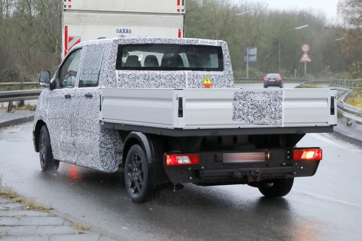Volkswagen Transporter, sarà diesel, ibrido e 100% elettrico [Foto Spia] (13)