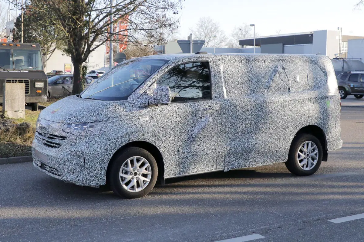Volkswagen Transporter, sarà diesel, ibrido e 100% elettrico [Foto Spia] (15)