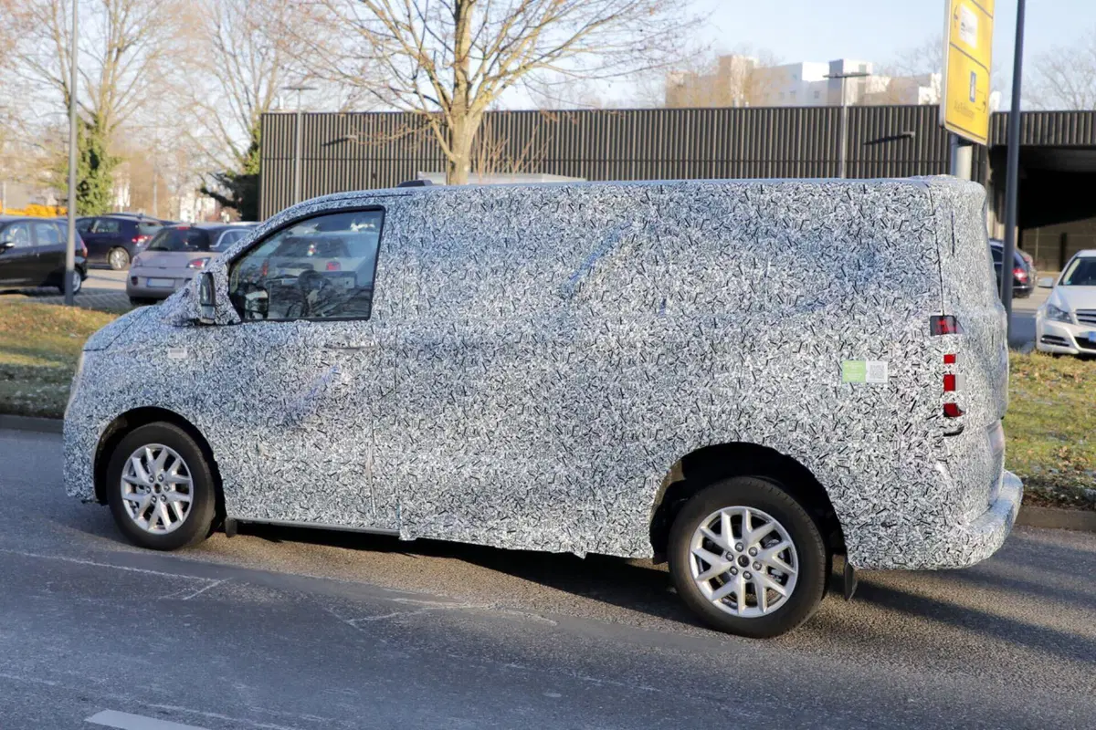 Volkswagen Transporter, sarà diesel, ibrido e 100% elettrico [Foto Spia] (16)