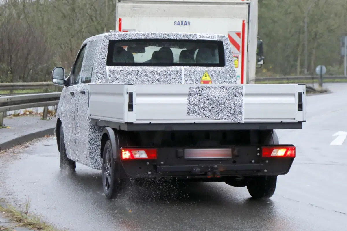 Volkswagen Transporter, sarà diesel, ibrido e 100% elettrico [Foto Spia] (17)