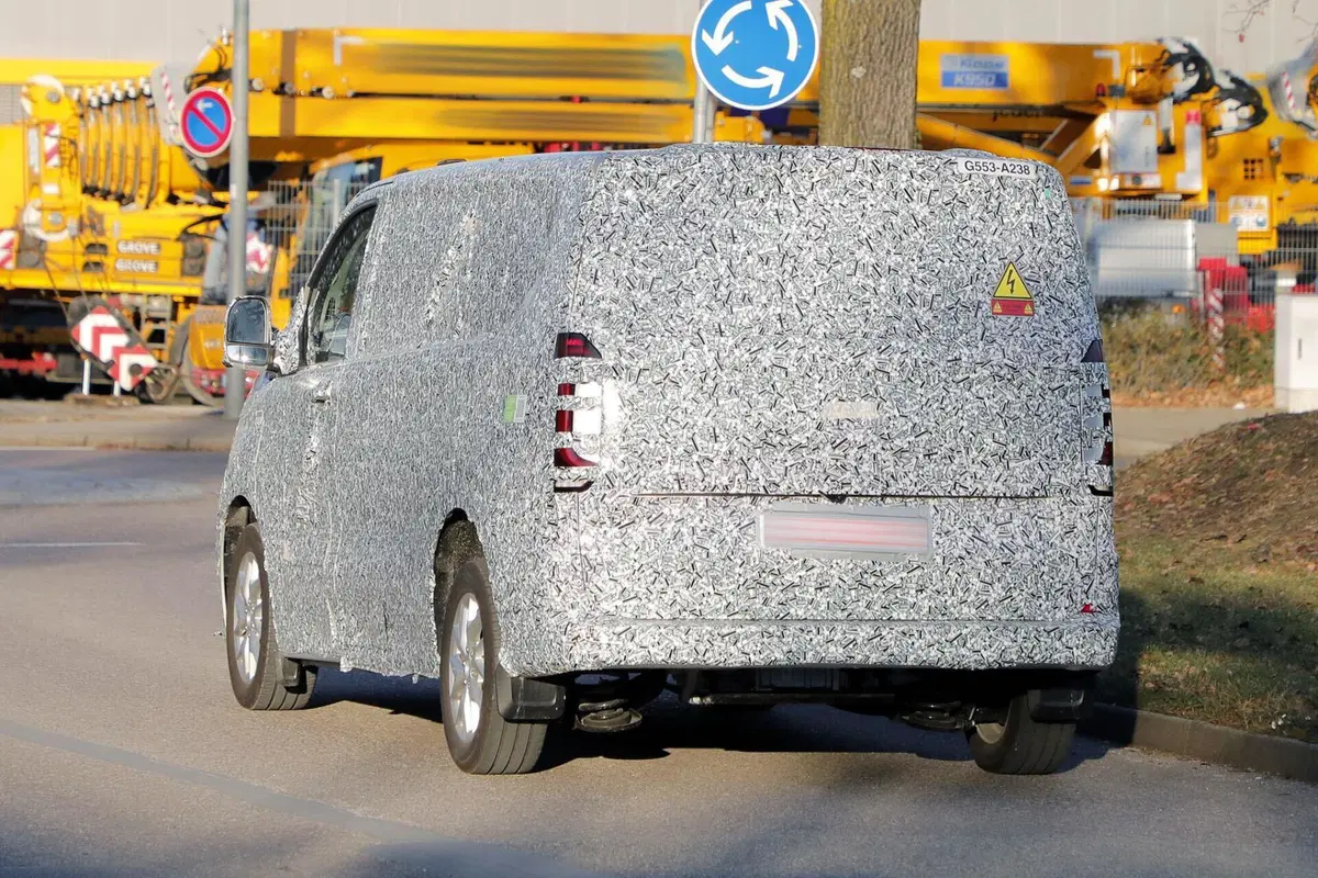 Volkswagen Transporter, sarà diesel, ibrido e 100% elettrico [Foto Spia] (18)