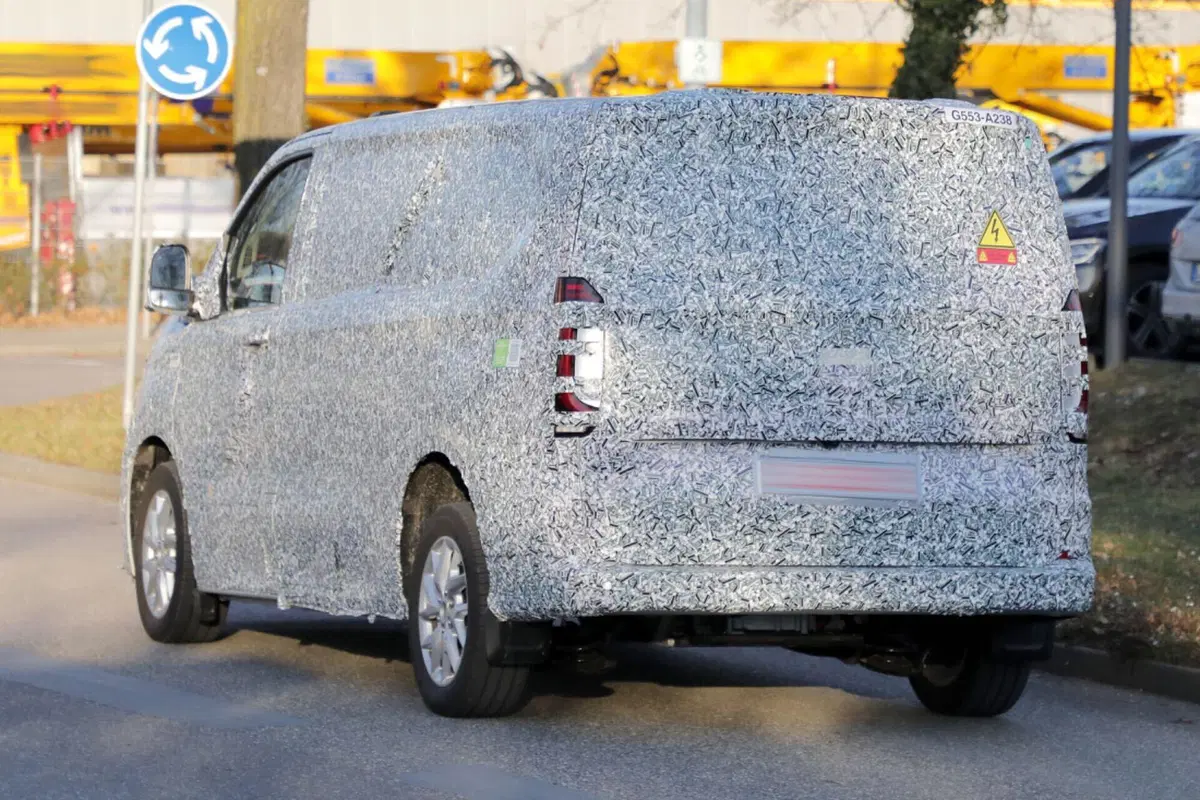 Volkswagen Transporter, sarà diesel, ibrido e 100% elettrico [Foto Spia] (19)