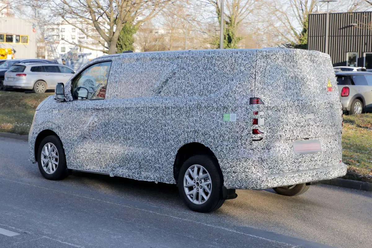 Volkswagen Transporter, sarà diesel, ibrido e 100% elettrico [Foto Spia] (20)