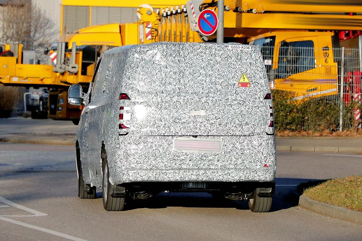 Volkswagen Transporter, sarà diesel, ibrido e 100% elettrico [Foto Spia] (21)