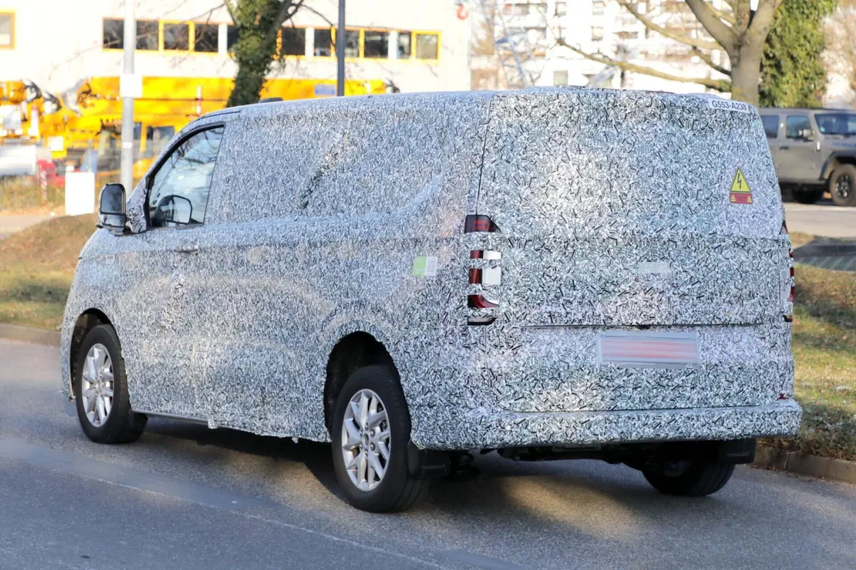 Volkswagen Transporter, sarà diesel, ibrido e 100% elettrico [Foto Spia] (22)