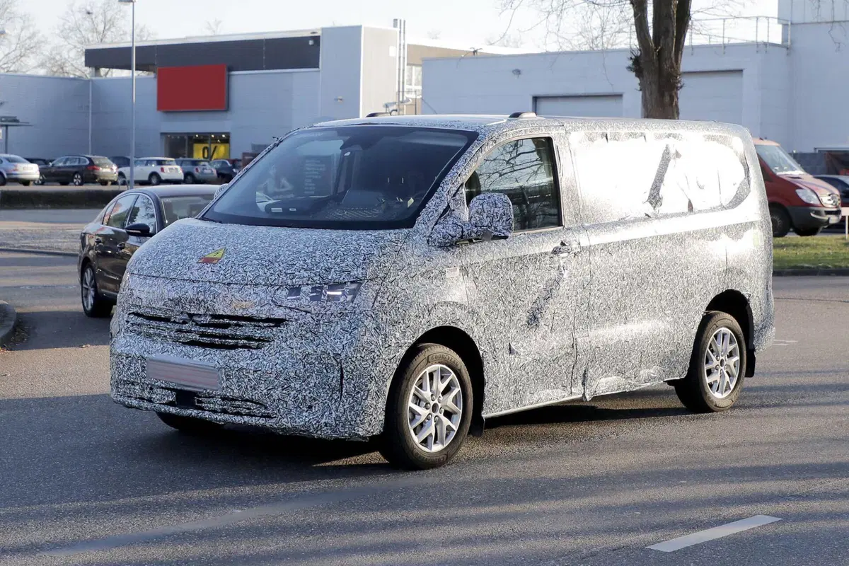 Volkswagen Transporter, sarà diesel, ibrido e 100% elettrico [Foto Spia] (23)