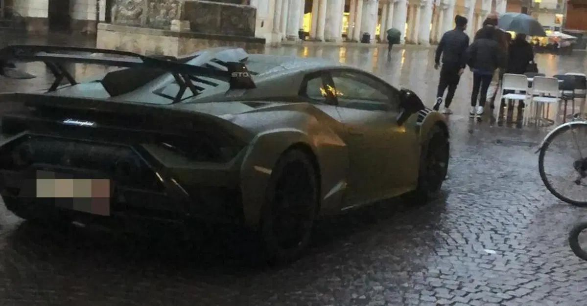 Lo spaccone in Lamborghini: rimozione impossibile e lui ride della multa
