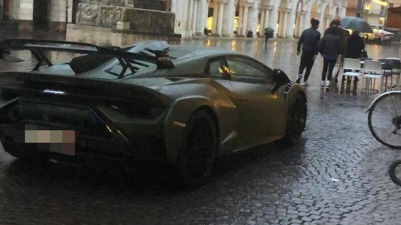 Lo spaccone in Lamborghini: rimozione impossibile e lui ride della multa