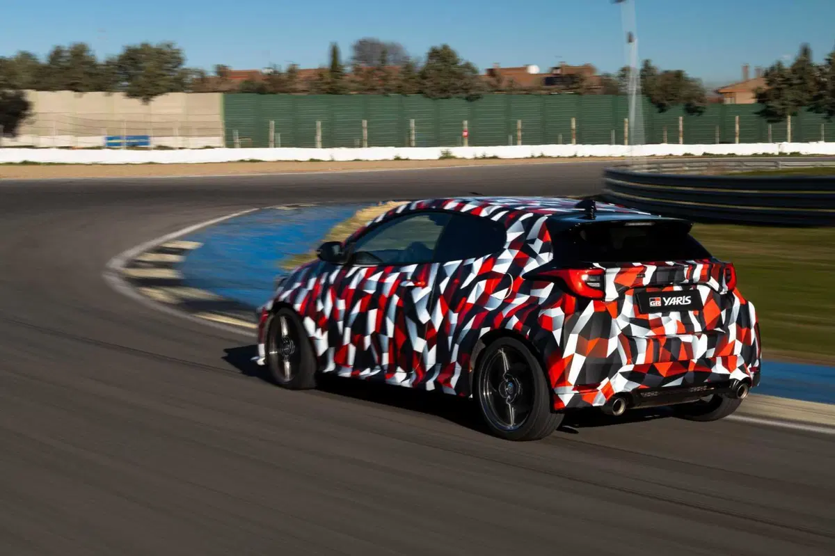 Toyota GR Yaris 2024: nuovo cambio e il godimento è totale! [VIDEO] (13)