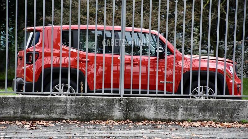 Jeep Renegade: restyling degli interni, nuova plancia nelle foto spia