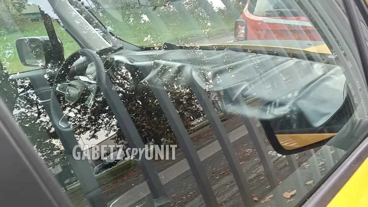 Jeep Renegade: restyling degli interni, nuova plancia nelle foto spia (3)